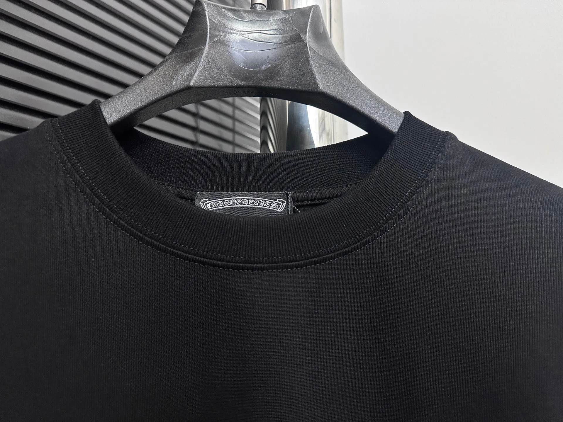 🅿️190 [ChromeHearts] ChromeHearts 25ss round neck T-shirt Original fabric Official same style Short-sleeved T-shirt Customized 260g same vat dyed fabric Very comfortable to the touch Latest brick cabinet synchronization for spring and summer Fashionable and personalized Super versatile and good-looking Very suitable for both men and women A must-have item Tag Collar label Washed wheat Complete with three standards Color: Black White Size: XS-L